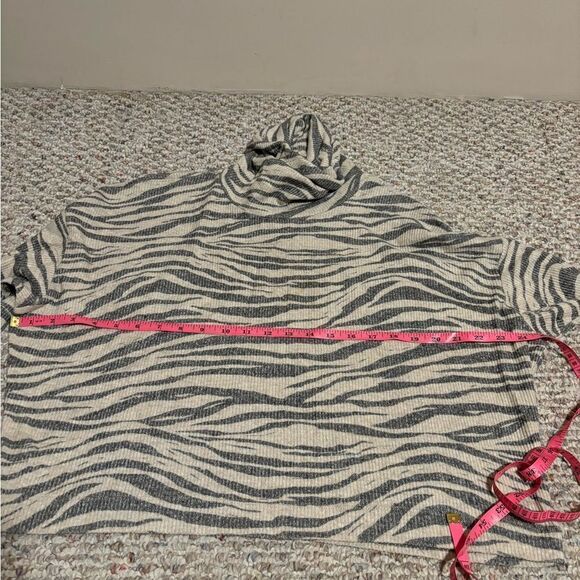 LNA Revolve Aliza Turtleneck Top Ribbed Knit Zebra Animal Print Top- Size Large - Picture 4 of 8